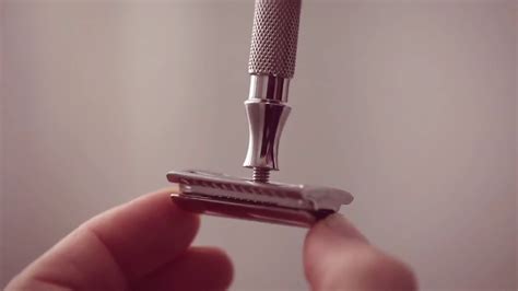 How To Put A Razor Blade In A Razor