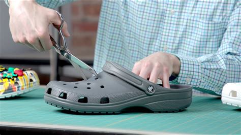 How To Put Strap On Crocs