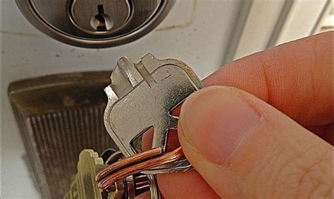 how to remove a broken key from a locker