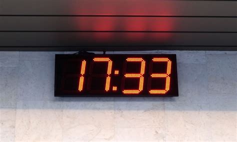 how to reset a wall clock