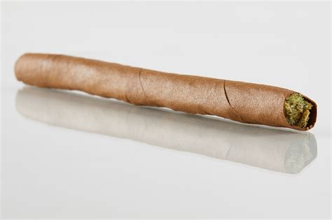 We Smoke Blunts Tutorial How to roll a blunt