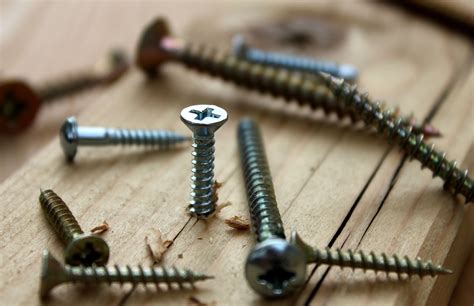 how to screw in wood screws