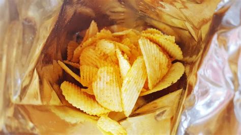 How To Seal A Bag Of Crisps With Simple Hack