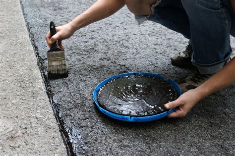 how to seal cracks in blacktop driveway