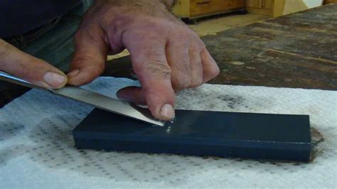 How To Sharpen A Chisel Using An Oil Stone