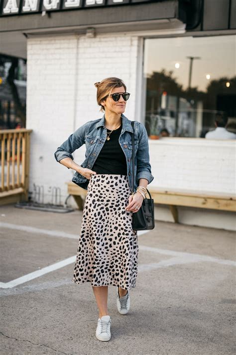 17+ Chic Long Denim Skirt Outfits Making Us Love This Trend!