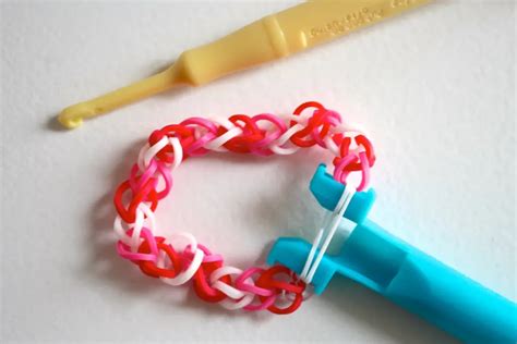 How to Make Rubber Band Bracelets Without the Loom!