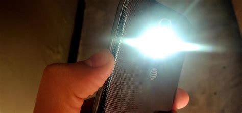 how to turn on flashlight on android camera