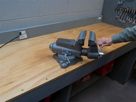 How to use a bench vise
