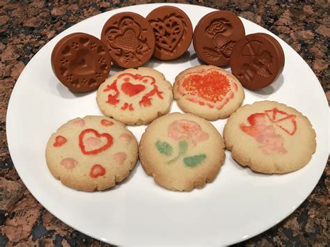 How To Use A Cookie Stamp On Icing