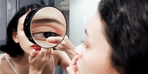 How To Use A Magnifying Mirror