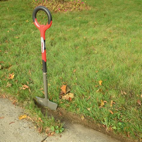 How To Use A Manual Edger Tool