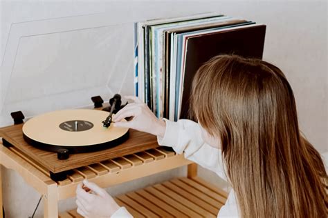 How To Use A Manual Turntable