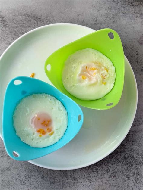 how to use poached egg cups in microwave