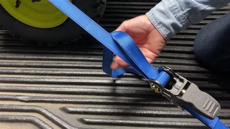 how to use ratchet tie down straps