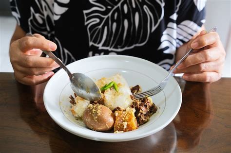 How To Use Spoon And Fork While Eating