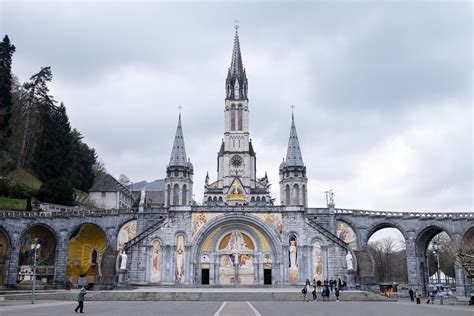 how to visit lourdes france