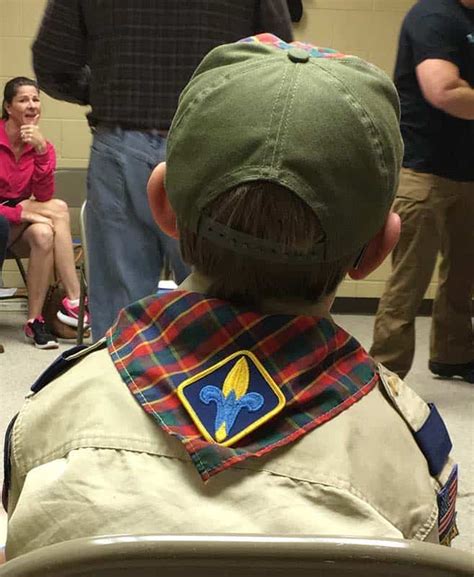 how to wear cub scout neckerchief