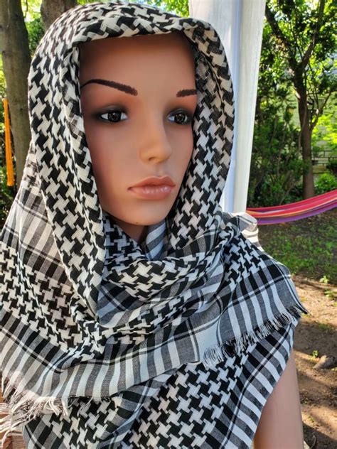 how to wear keffiyeh on head