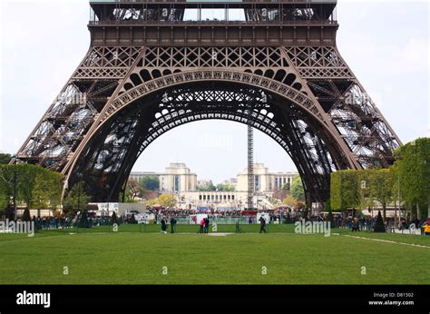how wide is the eiffel tower at the base