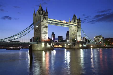 how wide is the london bridge