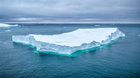 How do icebergs float?