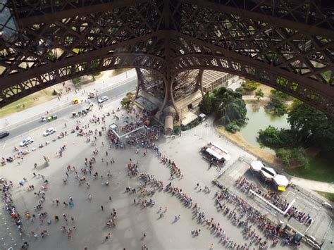 how.long is the queue to go up the eiffel tower