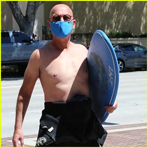 howie mandel no shirt