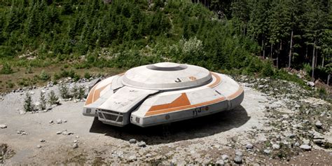 https mashable.com 2018 02 21 lost-in-space-netflix-trailer