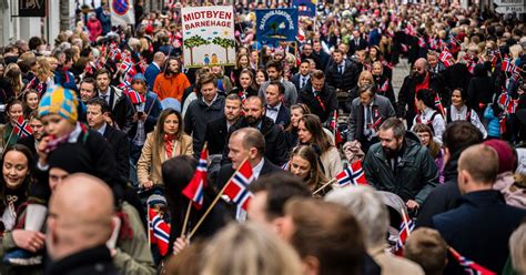 hvor mange innbyggere er det i island