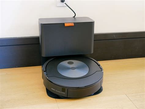 iRobot Roomba J7+: Design