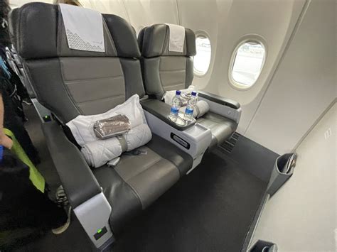 icelandair 737 max 8 business class