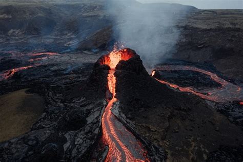 icelandic eruption shuts down air travel