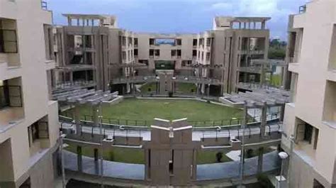 iit kanpur campus area in acres