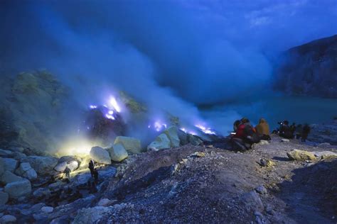 ijen crater blue fire