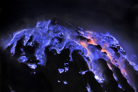 ijen volcano at night