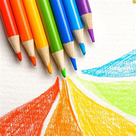 Ensemble de conception de crayons de couleur réalistes sur fond