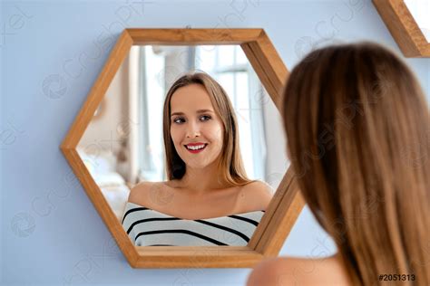 image looking in the mirror