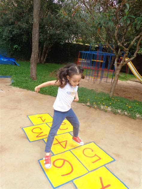 imagem de criança pulando amarelinha