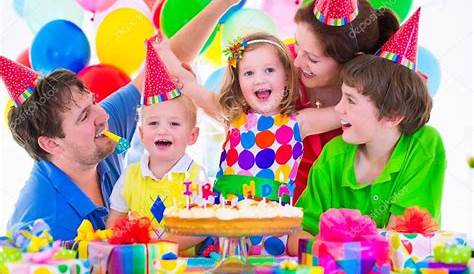 Familia feliz celebrando cumpleaños | Vector Premium