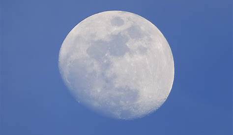 Question de science. Pourquoi peut-on voir la Lune en plein jour