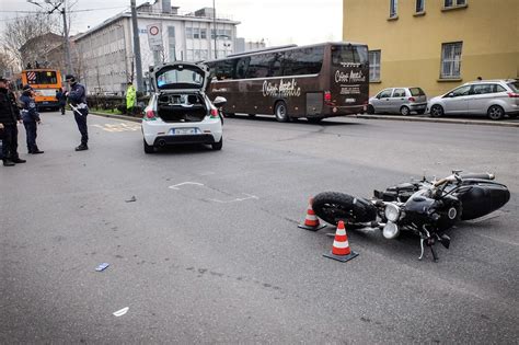 incidente moto oggi milano