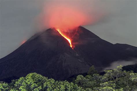 indonesia mount merapi erupts
