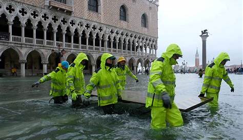 Inondation Venise Novembre 2018 s Sauvée De La Montée Des Eaux Par Des