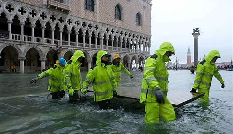 Inondation Venise Pizzeria À , Ce Restaurant Continue De Servir Ses Pizzas