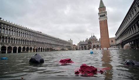 Inondation Venise s à La Place SaintMarc Est Fermée