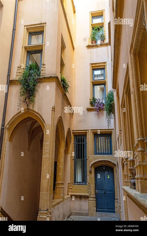 inside traboule lyon