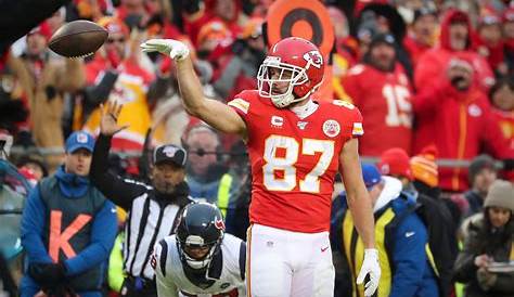 Travis Kelce becomes First Tight End to Record Four-Straight 1,000