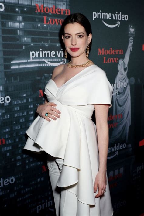 is anne hathaway pregnant 2024