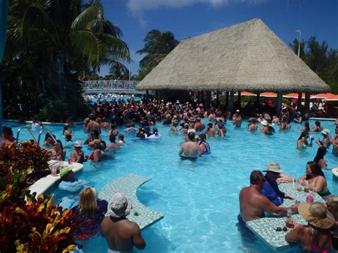is cococay crowded